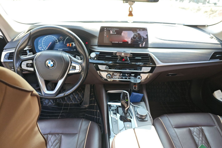 宝马5系 2019款 改款 530Li 尊享型 豪华套装中控内饰13