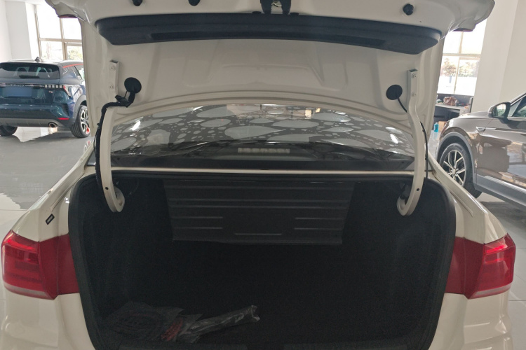 大众 桑塔纳 2019款 1.5L 自动风尚版 国VI机舱底盘23