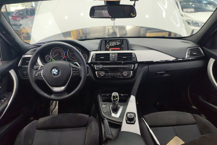 宝马3系 2017款 320i M运动型中控内饰12