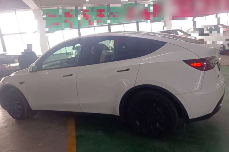 特斯拉 Model Y 2022款 长续航全轮驱动版车身外观4