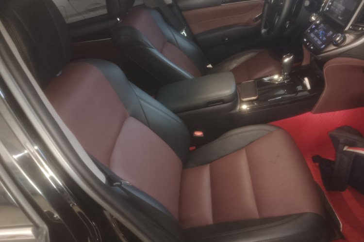 丰田 皇冠 2018款 2.0T 运动版局部细节41