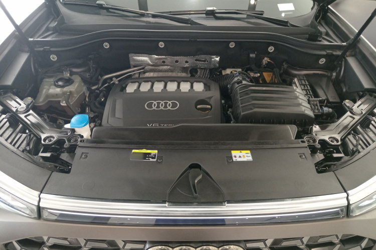 奥迪Q6 2023款 50 TFSI quattro 凌云版 edition one机舱底盘24