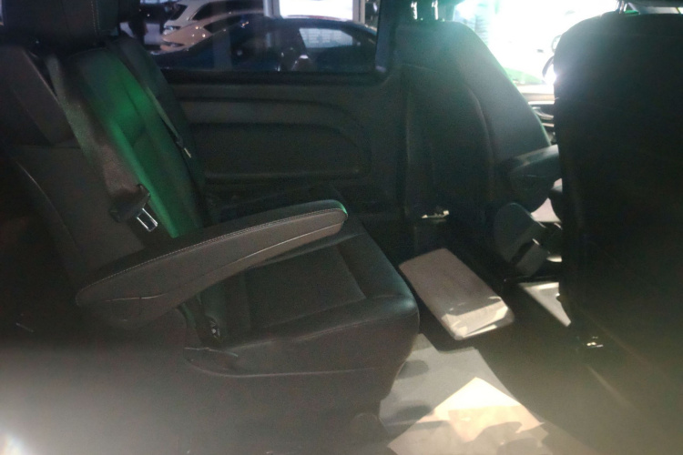 奔驰 威霆 2020款 2.0T 精英版 7座中控内饰21