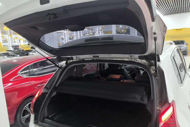 标致3008 2013款 1.6THP 自动至尚版机舱底盘23