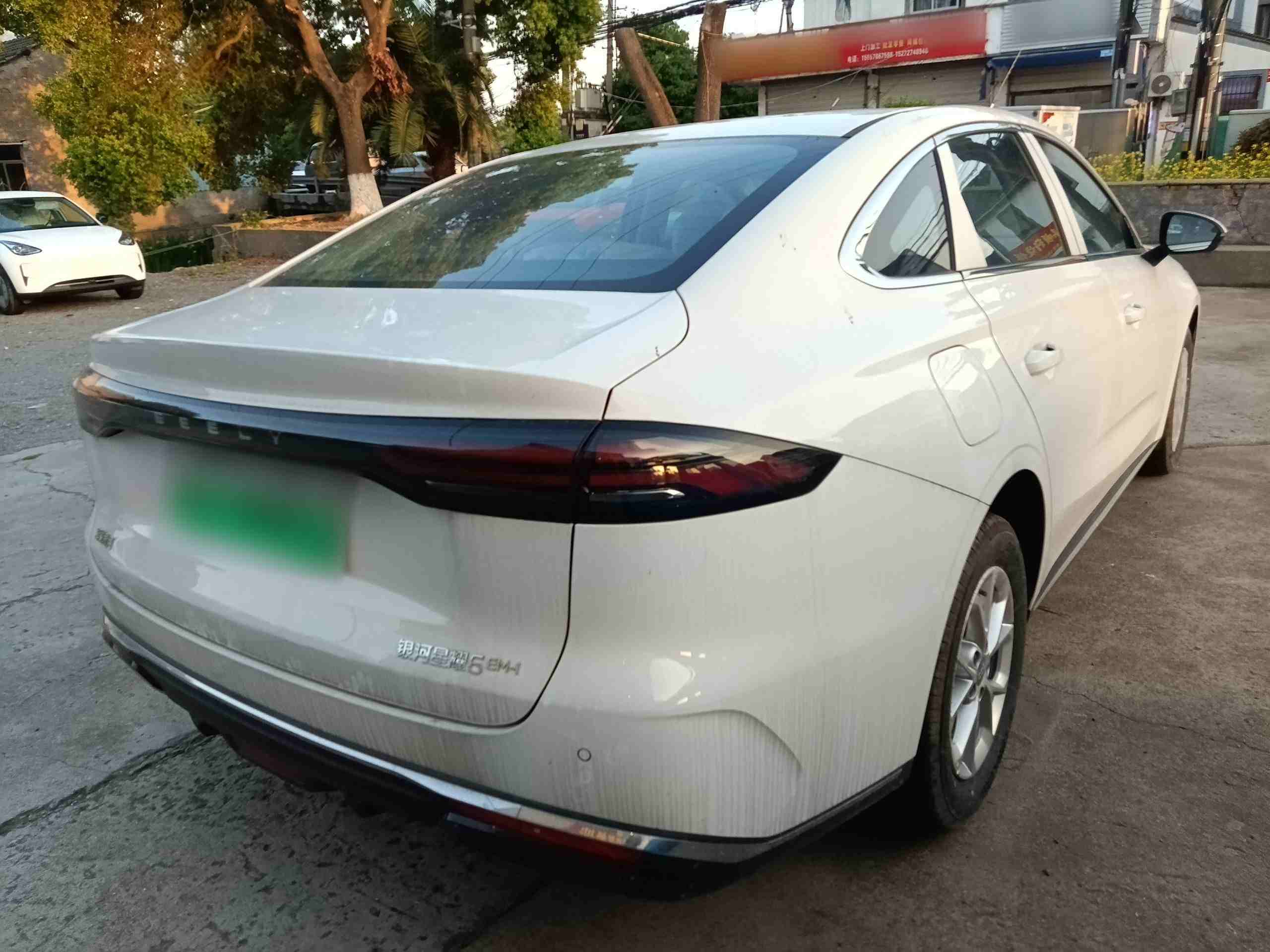 车辆右后45度外观实拍