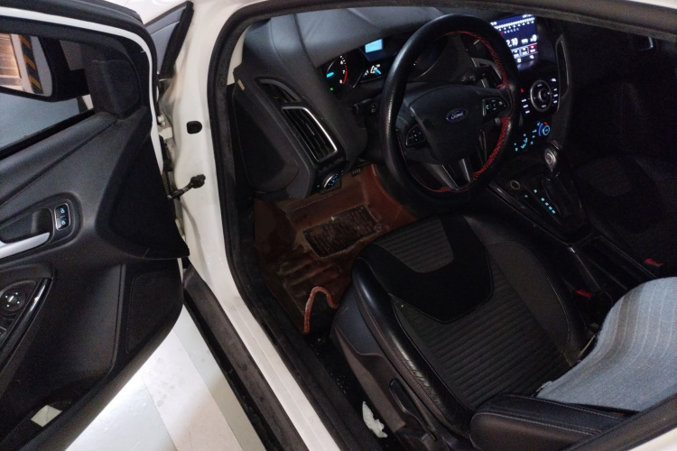 福特 福克斯 2015款 三厢 EcoBoost 125 自动超能风尚型中控内饰20