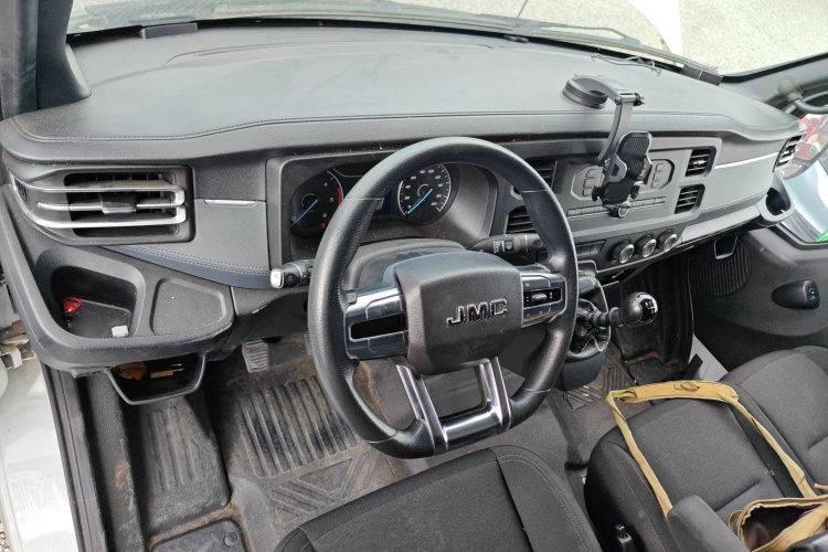 江铃福顺 2022款 2.0T 手动厢式运输车中轴中高顶3座中控内饰12