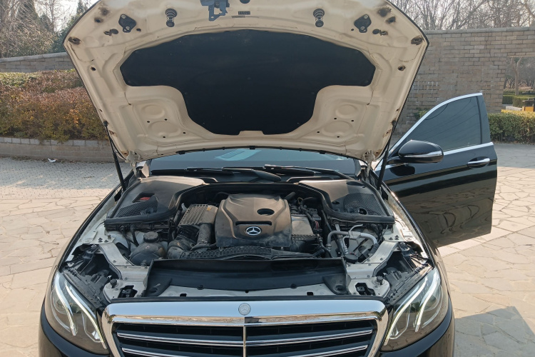 奔驰E级 2018款 改款 E 200 L 运动型机舱底盘24