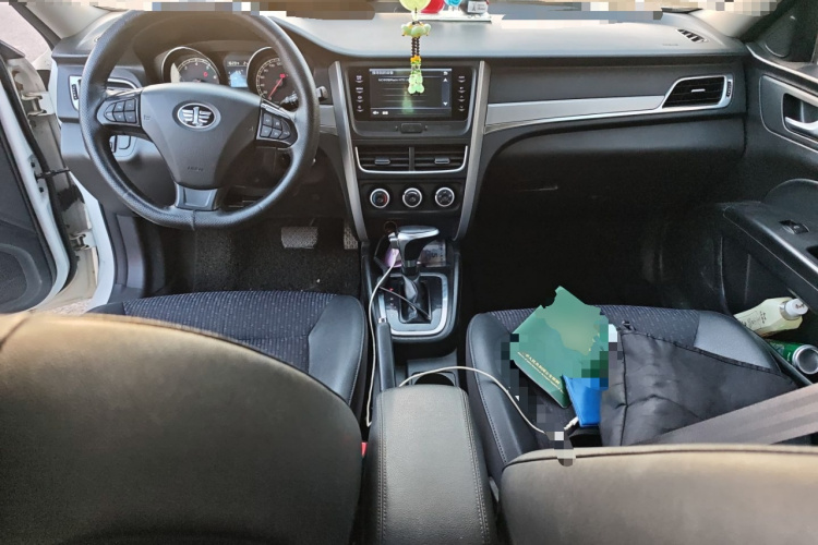 奔腾B30 2016款 1.6L 自动尊享型中控内饰12