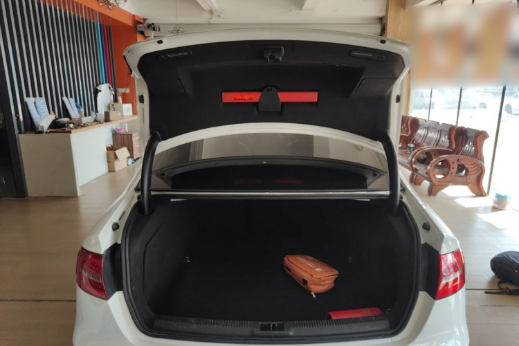 奥迪A4L 2016款 35 TFSI 自动标准型机舱底盘23