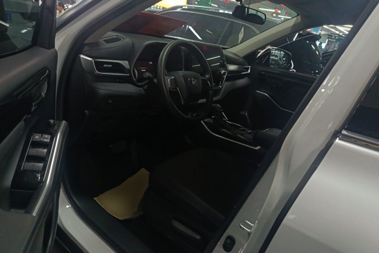 丰田 汉兰达 2022款 双擎 2.5L 两驱精英版 7座中控内饰19