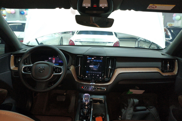 沃尔沃XC60新能源 2025款 插电式混动 长续航四驱智远豪华版中控内饰7002