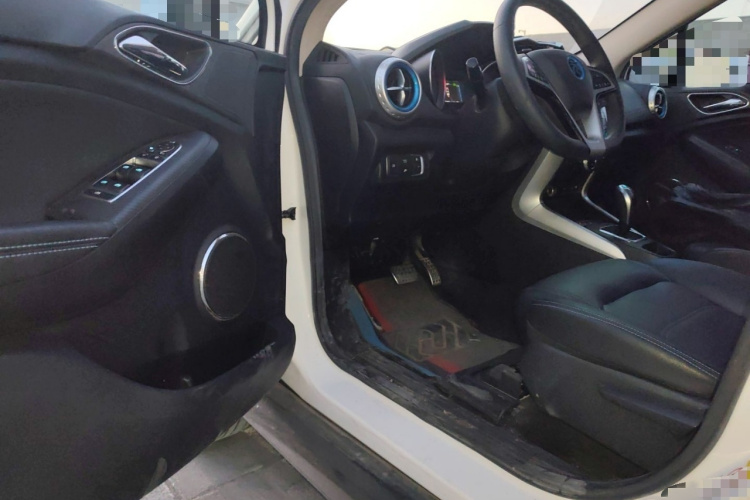 比亚迪 元新能源 2018款 EV360 智联炫酷型中控内饰7003