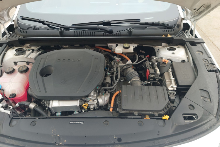 吉利银河 银河L6 2023款 125km 星舰机舱底盘24