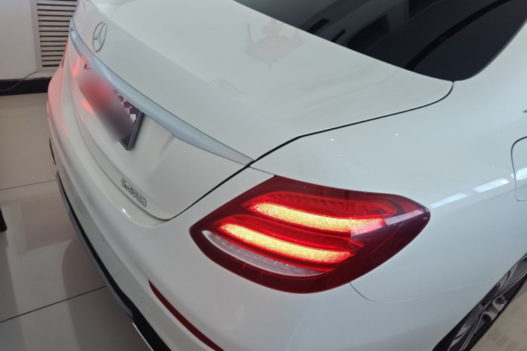 奔驰E级 2019款 E 260 L 运动型车身外观6