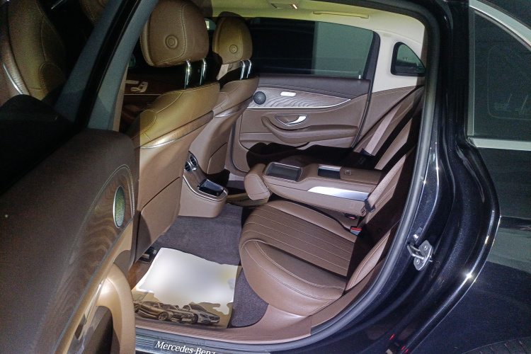 奔驰E级 2023款 改款 E 300 L 时尚型中控内饰7004