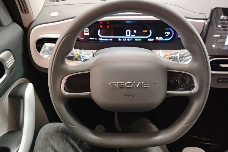 吉利银河 2025款 210km 熊猫骑士中控内饰13