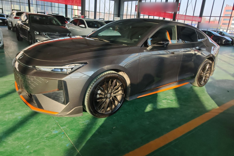 长安UNI-V 2024款 1.5T 尊贵运动型车身外观4