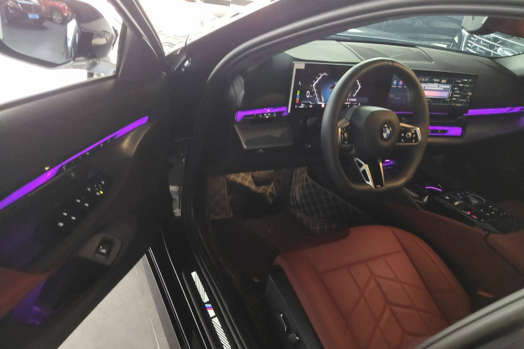 宝马5系 2025款 525Li M运动套装中控内饰7003