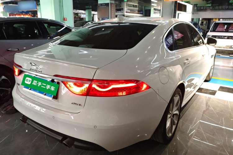 捷豹XF 2016款 XF 2.0T 两驱R-Sport运动版车身外观6005