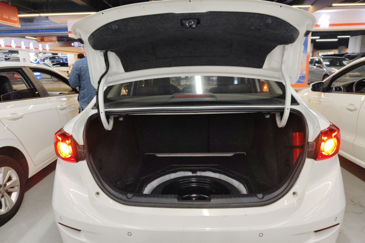 马自达3 昂克赛拉 2017款 三厢 2.0L 自动尊贵型 国V机舱底盘23