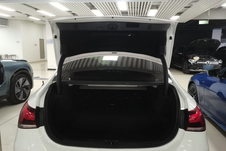 奔驰A级 2022款 改款三 A 200 L 运动轿车时尚型机舱底盘23