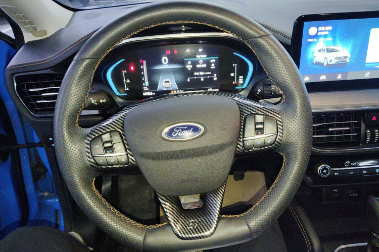 福特 福克斯 2022款 三厢 EcoBoost 180 自动竞速版中控内饰13