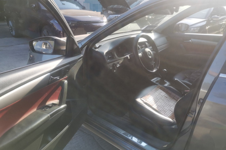 大众 朗逸 2013款 改款经典 1.6L 手动风尚版中控内饰20