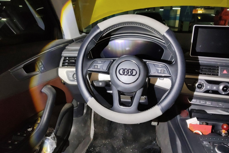 奥迪A4L 2018款 30周年年型 40 TFSI 进取型中控内饰13