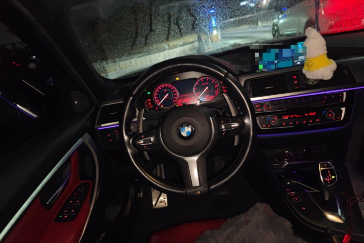 宝马3系 2019款 320i M运动曜夜版中控内饰13