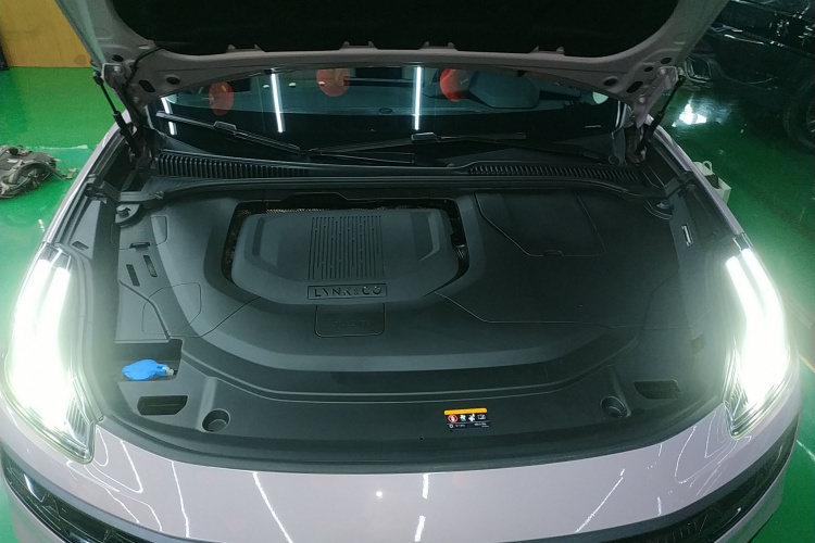 领克06 2021款 1.5T Shero粉色特别版机舱底盘24