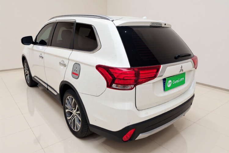 三菱 欧蓝德 2016款 2.4L 四驱豪华版 7座车身外观5