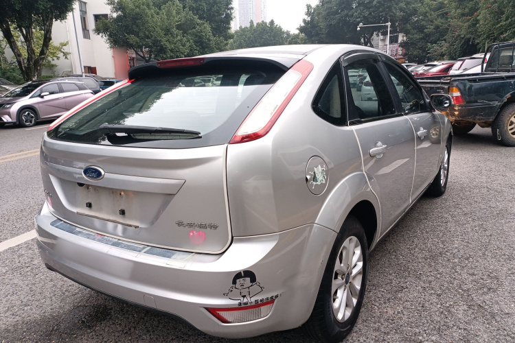 福特 福克斯 2013款 两厢经典 1.8L 手动基本型车身外观7