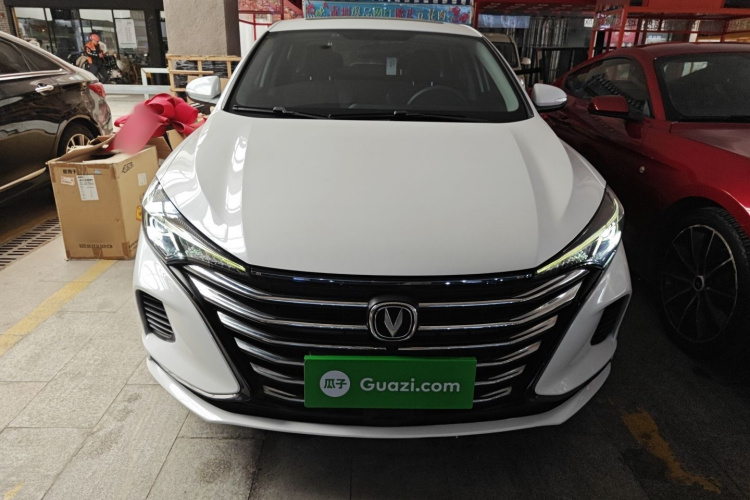 长安 逸动 2020款 PLUS 百万版 1.6L GDI CVT豪华型车身外观2