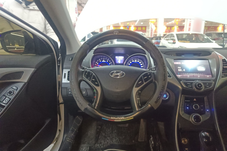 现代 朗动 2016款 1.6L 自动尊贵型中控内饰13