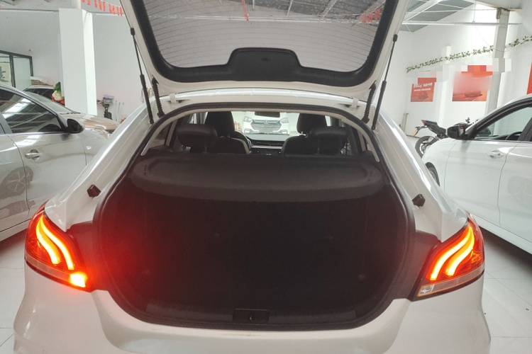 名爵 MG6 2019款 20T 自动运动版机舱底盘23