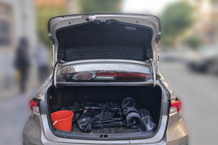 丰田 卡罗拉 2019款 双擎 1.8L E-CVT GL-i精英版中控内饰23