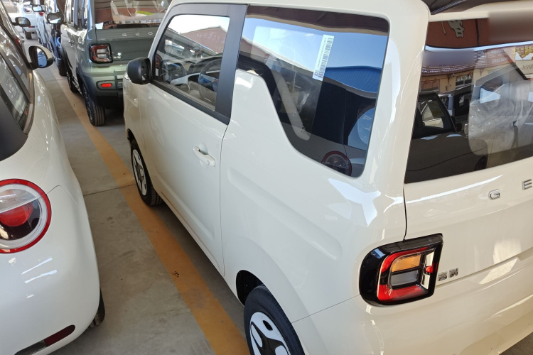 吉利银河 熊猫 2025款 210km 元气熊车身外观4