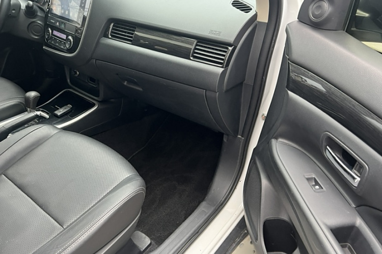 三菱 欧蓝德 2018款 2.0L 两驱荣耀版 5座中控内饰7008