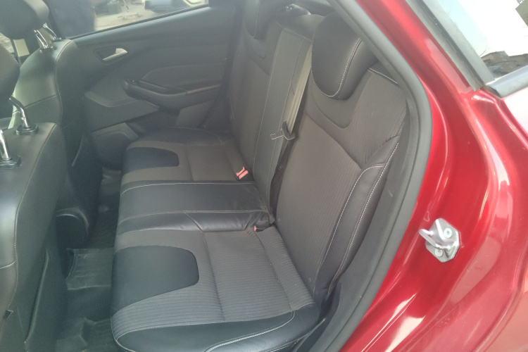 福特 福克斯 2012款 两厢 1.6L 自动风尚型中控内饰21