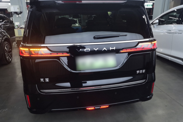 岚图汽车 岚图梦想家 2025款 PHEV 四驱尊贵鲲鹏版车身外观6