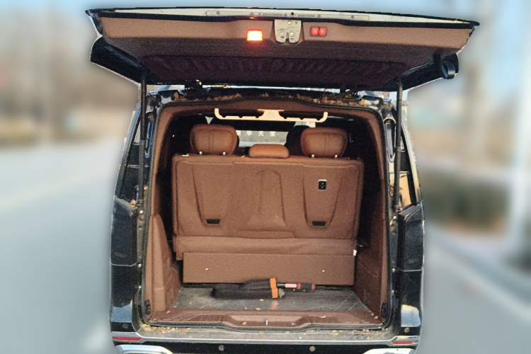 奔驰 威霆 2023款 2.0T 商务版 7座中控内饰23