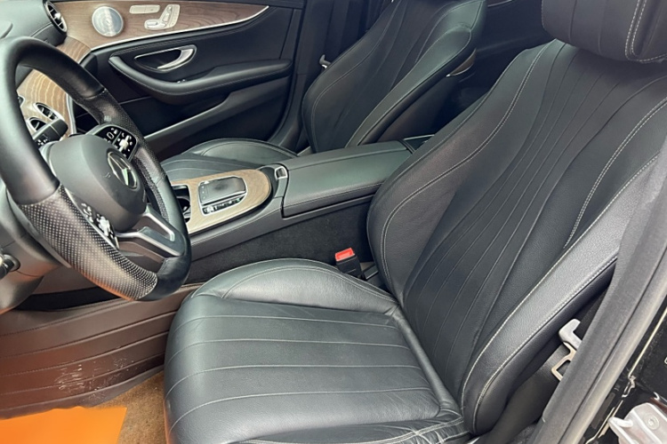 奔驰E级 2019款 E 350 L 4MATIC中控内饰7006