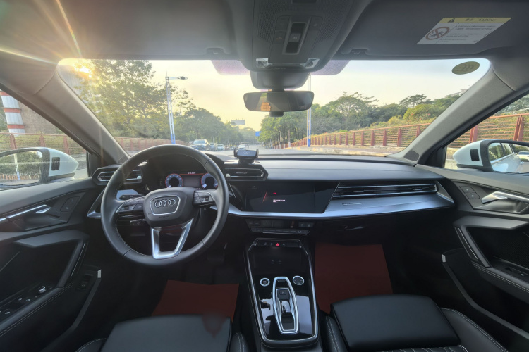 奥迪A3 2025款 A3L Limousine 35TFSI 飞驰尊享型中控内饰7003