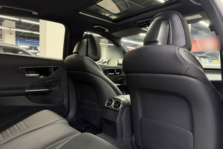 奔驰C级 2023款 C 200 L 运动版中控内饰7010