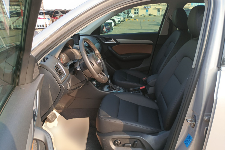 奥迪Q3 2015款 30 TFSI 进取型中控内饰19