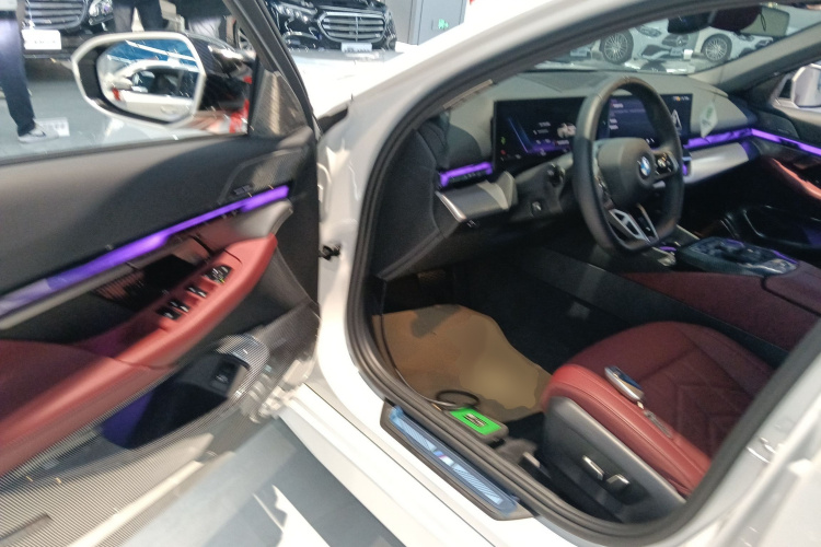 宝马5系 2025款 530Li 领先型 M运动套装中控内饰7003