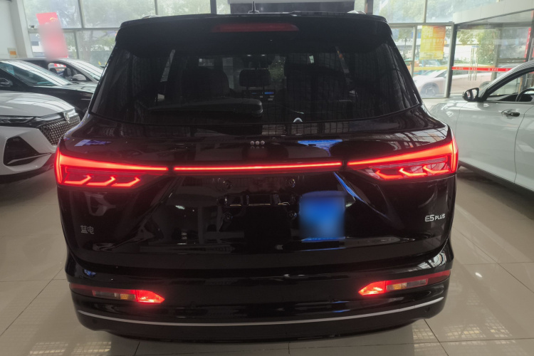 蓝电E5 PLUS 2025款 120km 标准旅行定制版 7座车身外观6