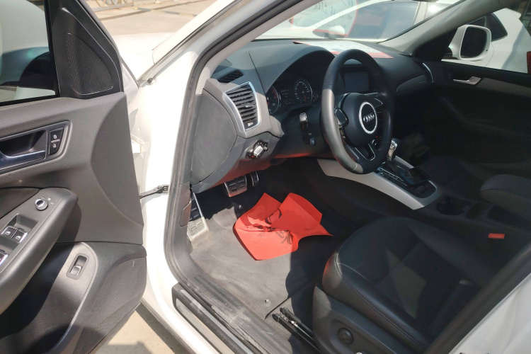 奥迪Q5 2016款 40 TFSI 进取型中控内饰7003