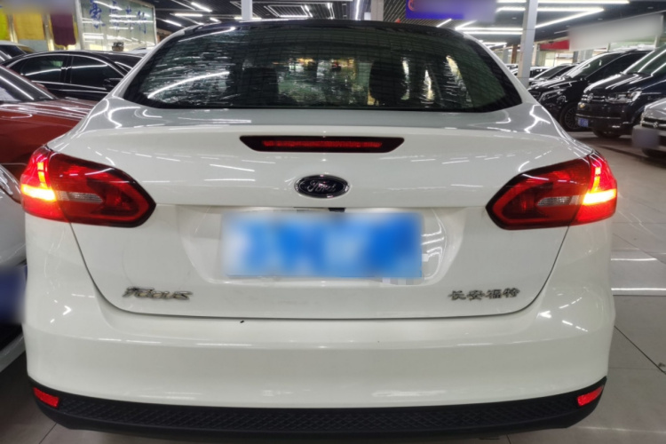 福特 福克斯 2017款 三厢 1.6L 自动舒适型智行版车身外观6